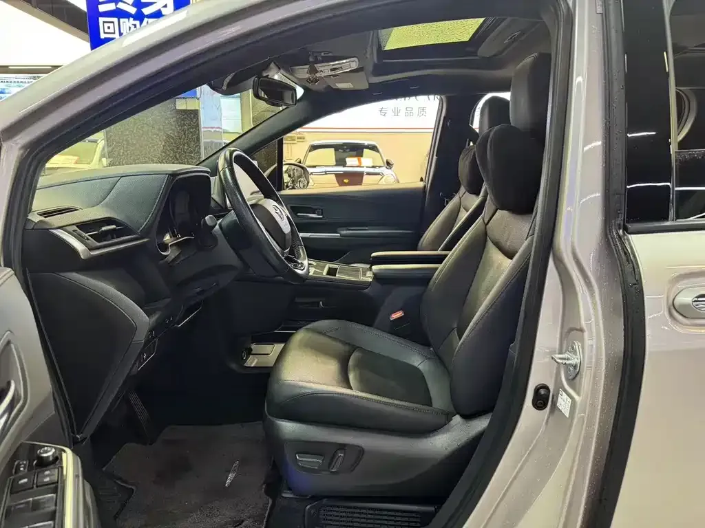Toyota Sienna — фото 4
