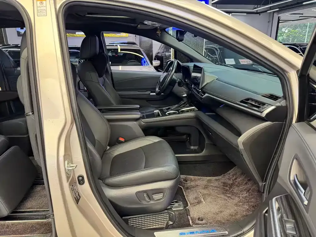 Toyota Sienna — фото 2