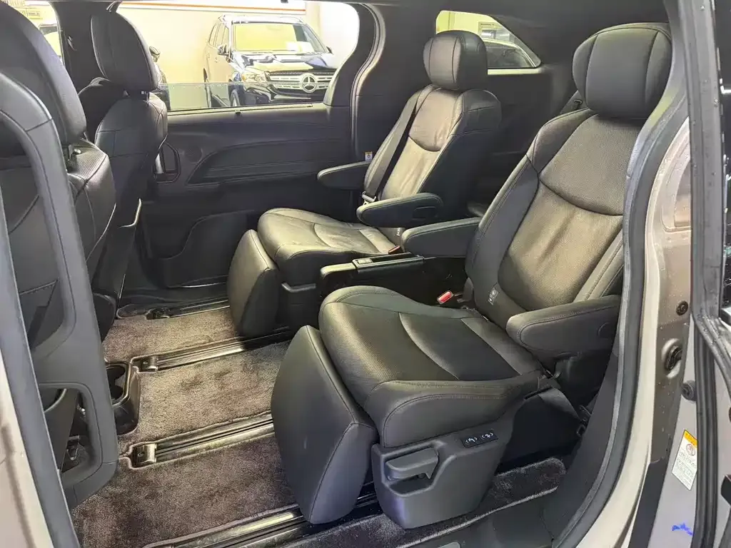 Toyota Sienna — фото 10