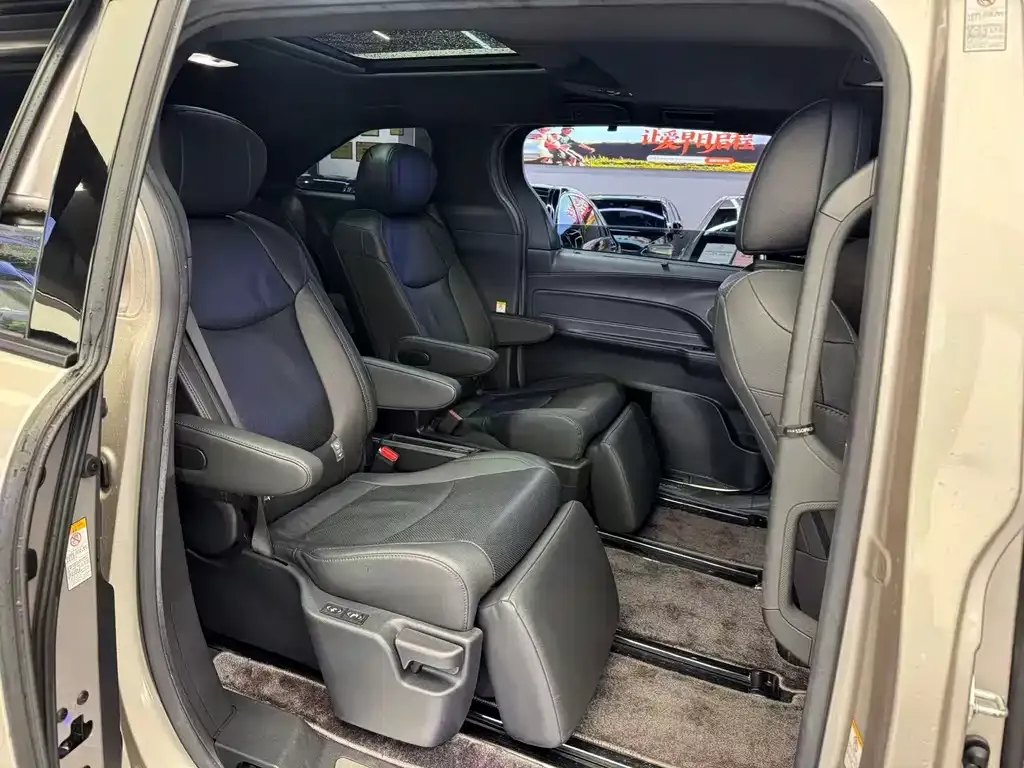 Toyota Sienna — фото 8