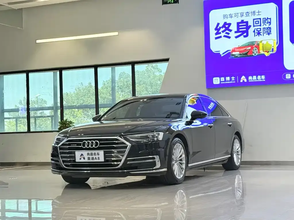 Audi A8 — фото 1