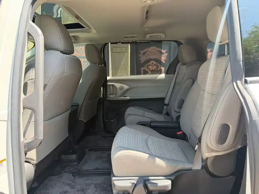 Toyota Sienna — фото 3