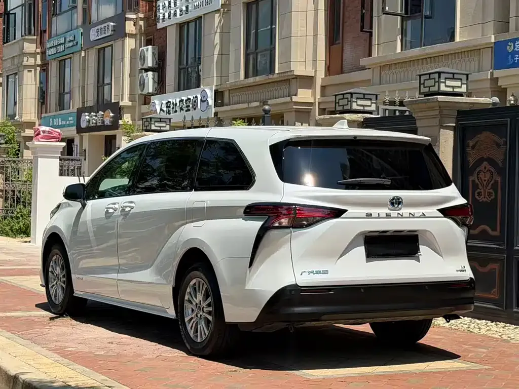 Toyota Sienna — фото 6