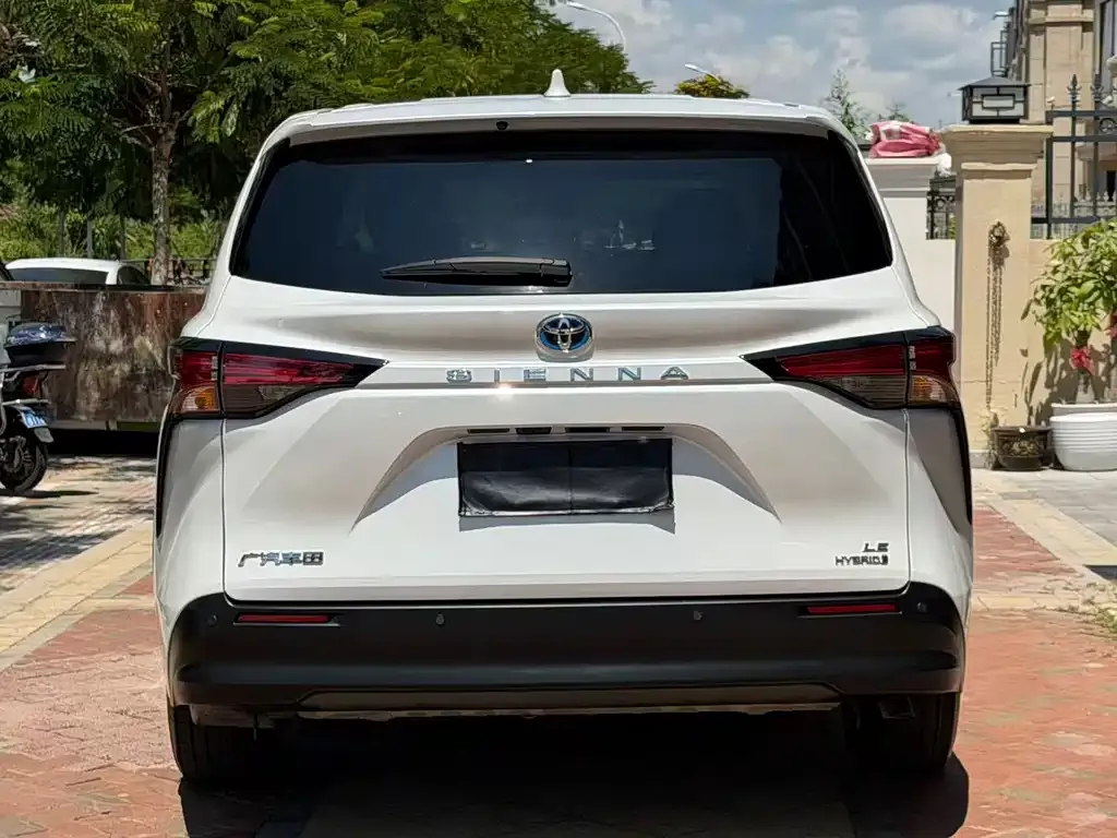 Toyota Sienna — фото 2