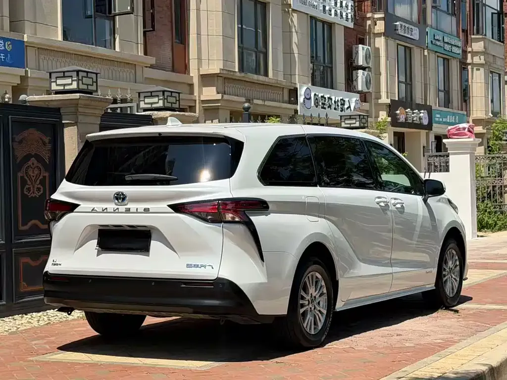Toyota Sienna — фото 7