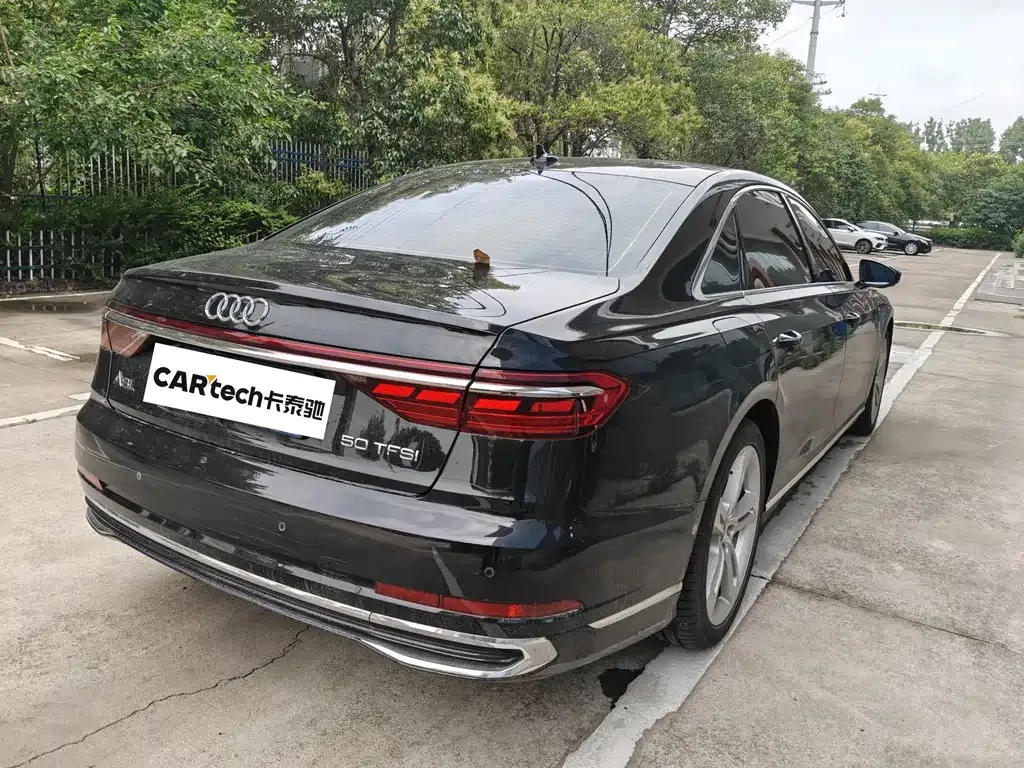 Audi A8 — фото 1