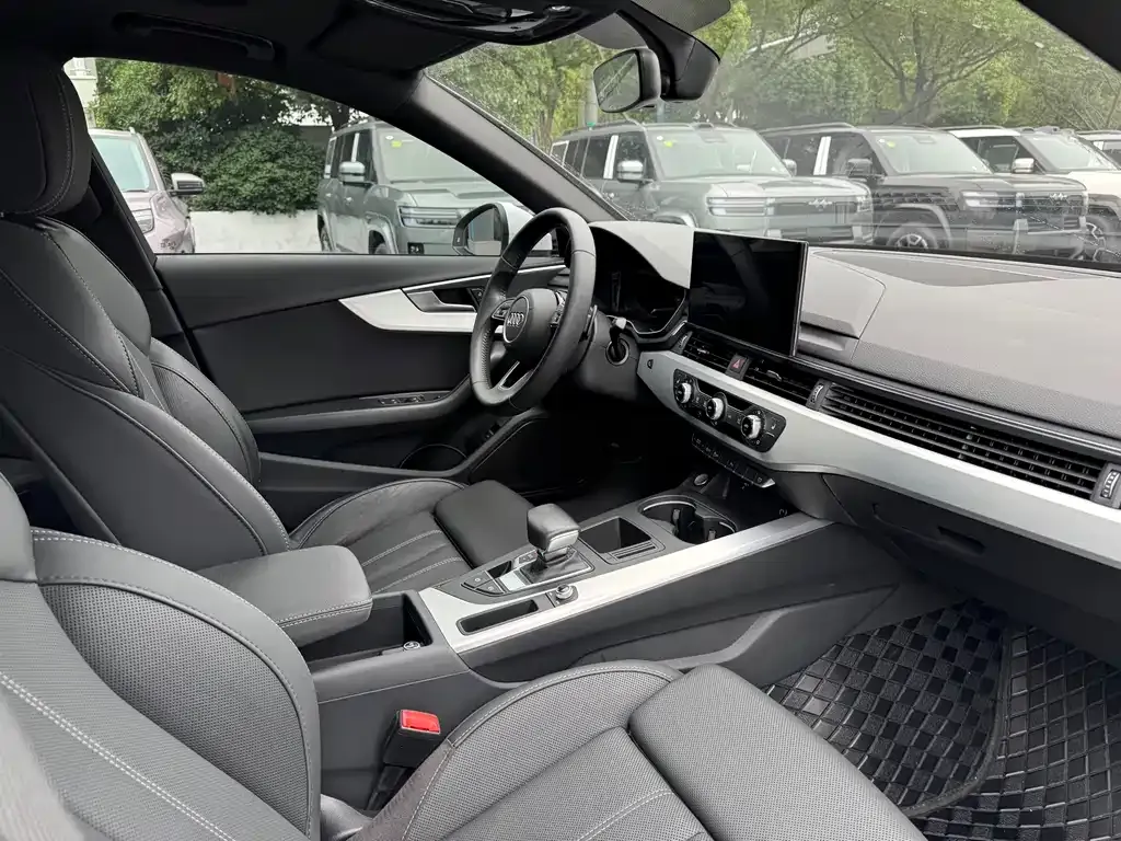Audi A4L 2022 из CN, фото 5