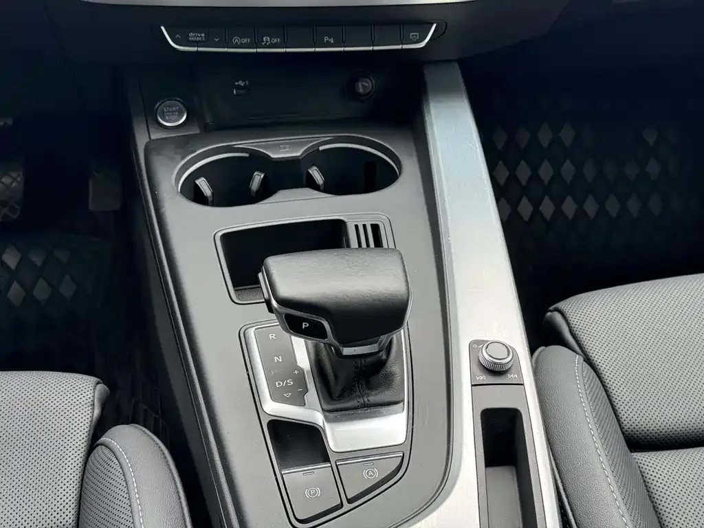 Audi A4L 2022 из CN, фото 7