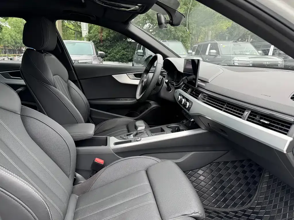 Audi A4L 2022 из CN, фото 3