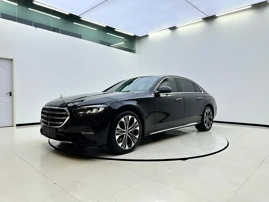 Mercedes-Benz E-Class — фото 1
