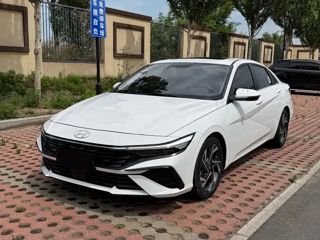 Hyundai Elantra — фото 1
