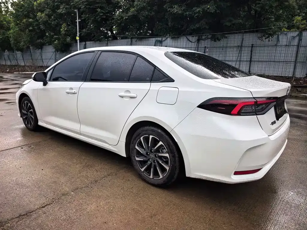 Toyota Corolla — фото 7