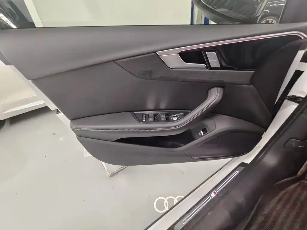 Audi A4L 2025 из CN, фото 4