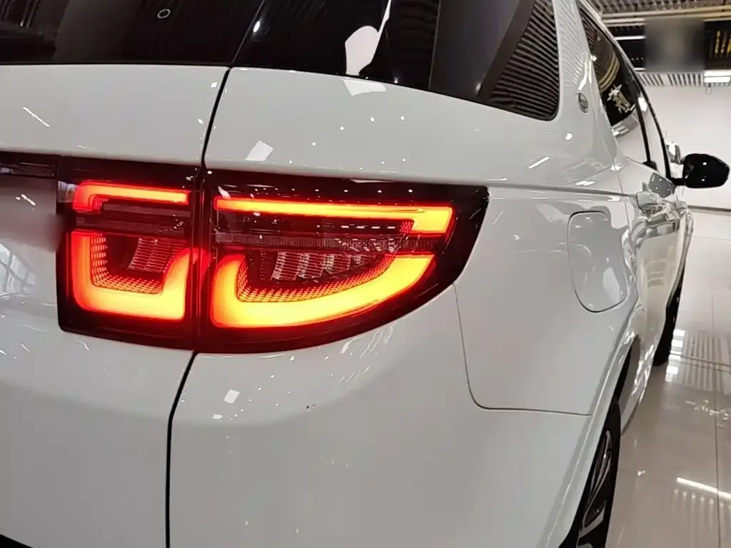 Land Rover Discovery Sport Hybrid — фото 3