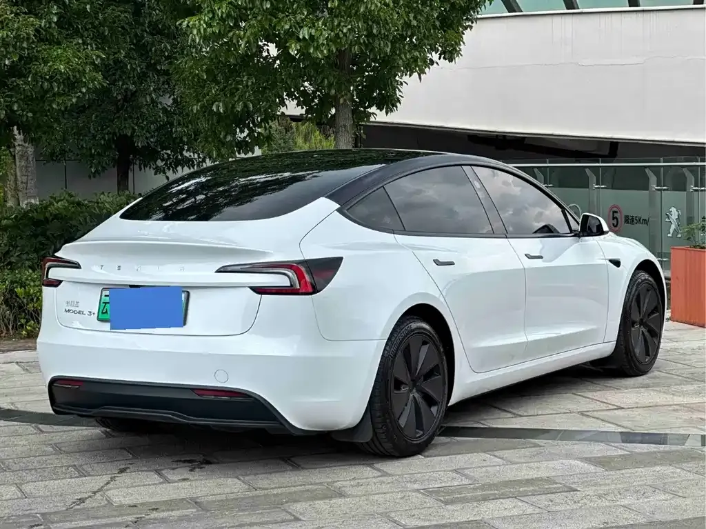 Tesla Model 3 — фото 10