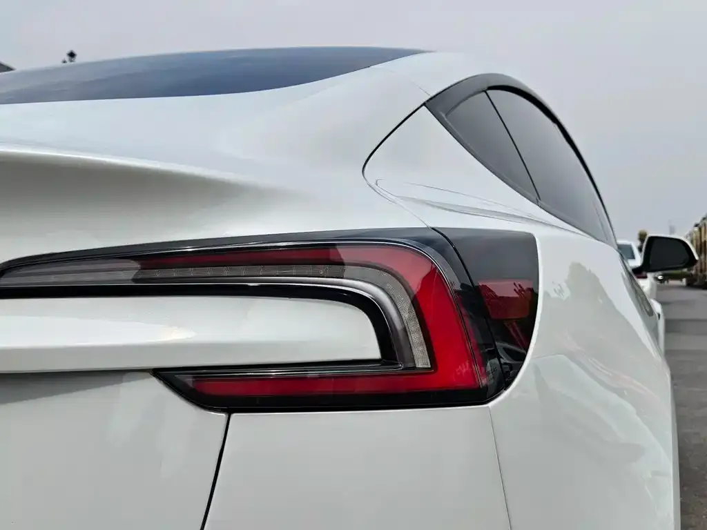 Tesla Model 3 — фото 3
