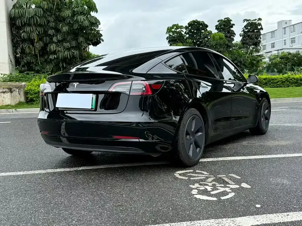 Tesla Model 3 — фото 9