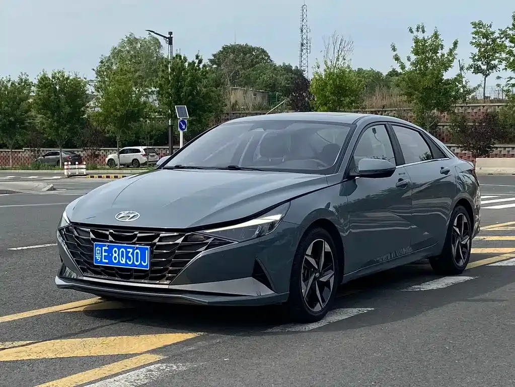 Hyundai Elantra — фото 1