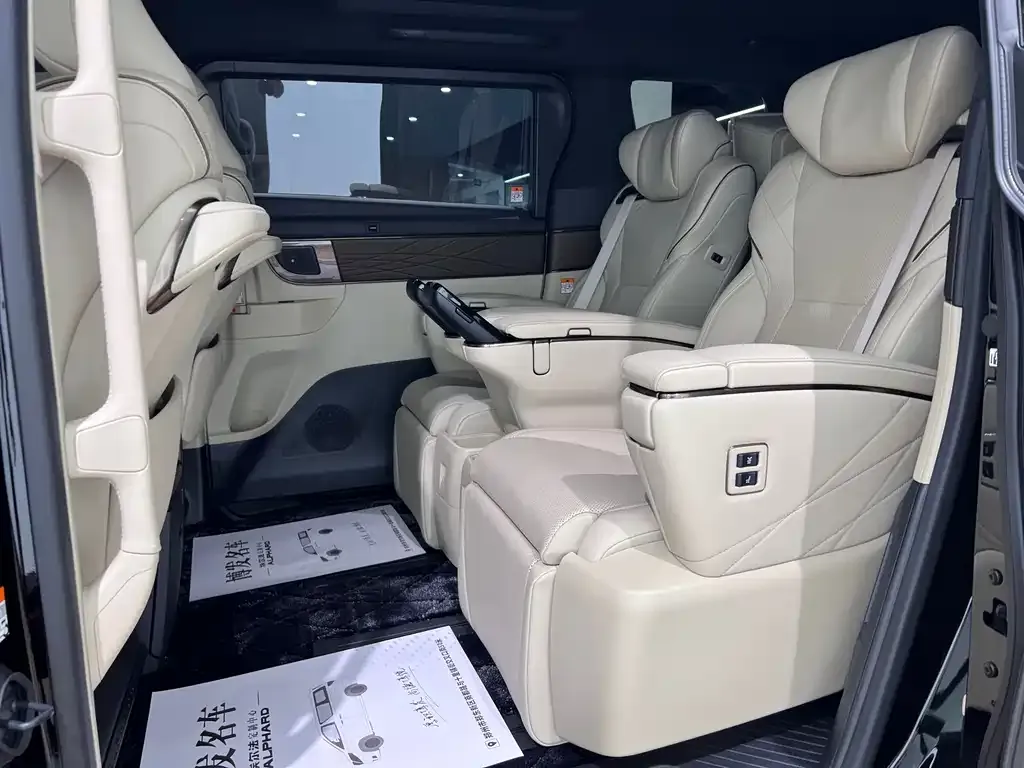 Toyota Alphard — фото 4