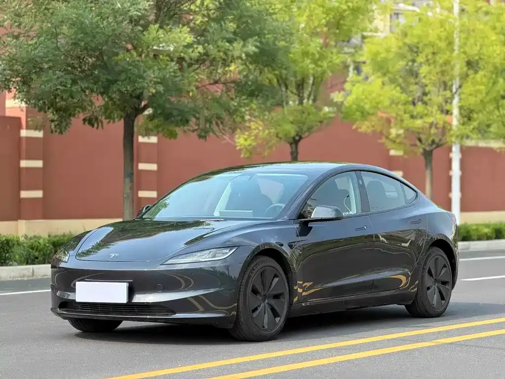 Tesla Model 3 — фото 1