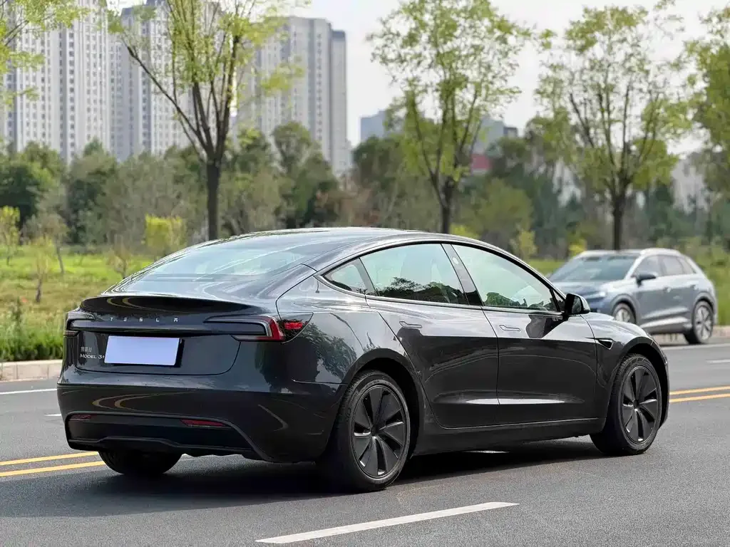 Tesla Model 3 — фото 6