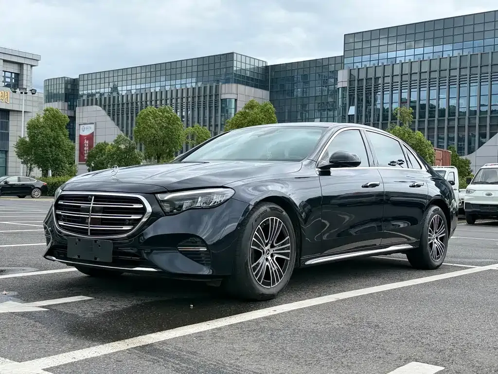 Mercedes-Benz E-Class — фото 1