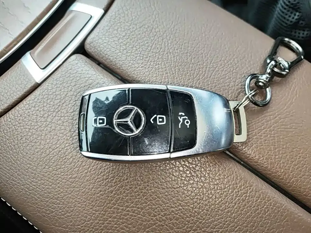 Mercedes-Benz E-Class — фото 4