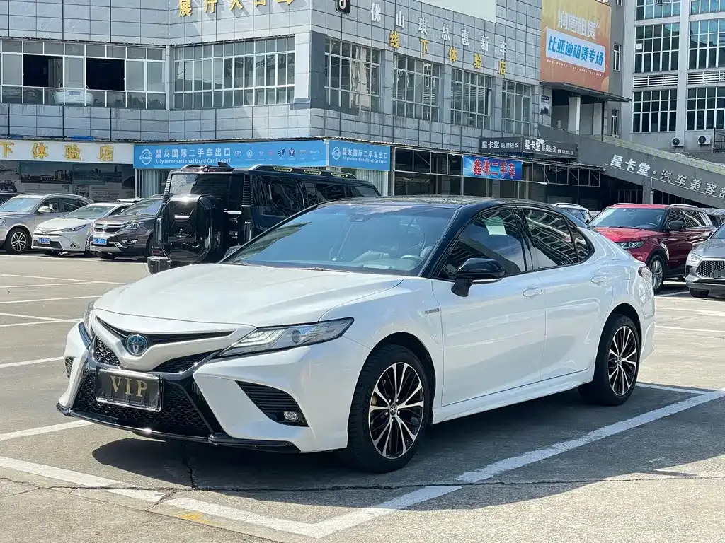 Toyota Camry — фото 1