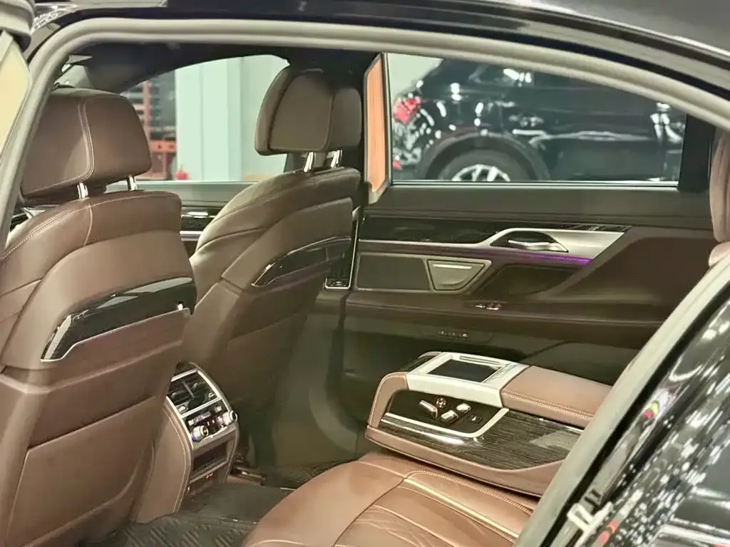 BMW 7 Series 2021 из CN, фото 8