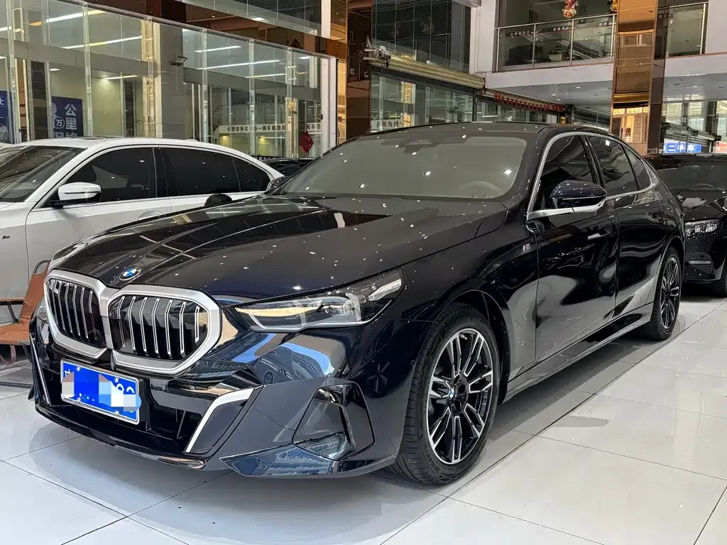 BMW 5 Series — фото 1