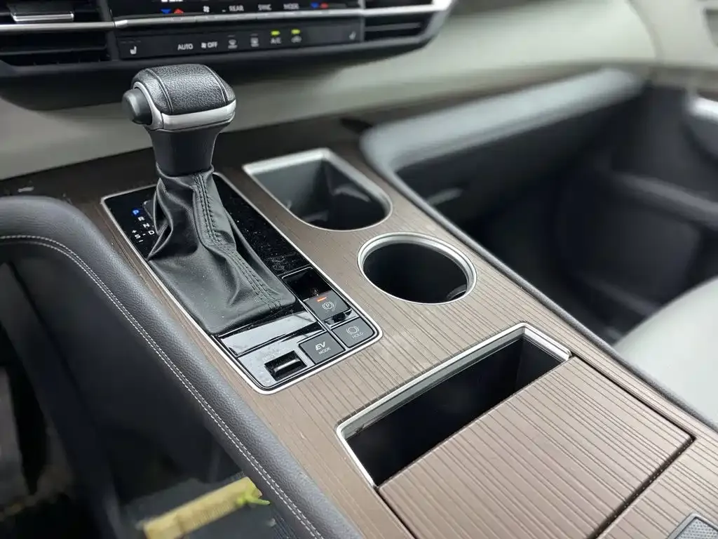 Toyota Granvia — фото 10