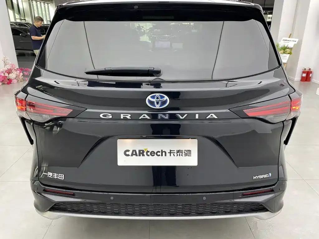 Toyota Granvia — фото 6