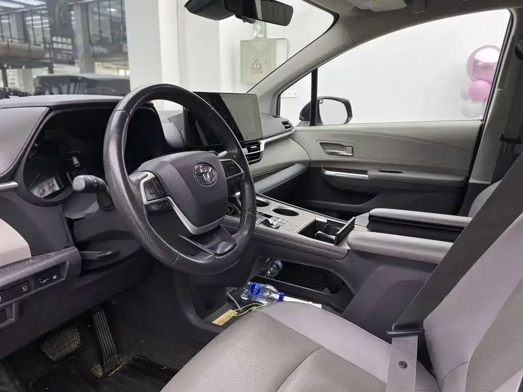 Toyota Granvia — фото 9