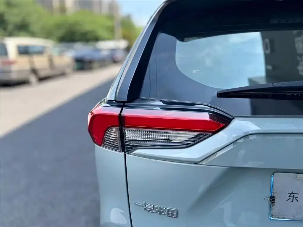 Toyota RAV4 — фото 2
