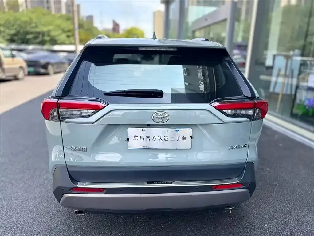 Toyota RAV4 — фото 7