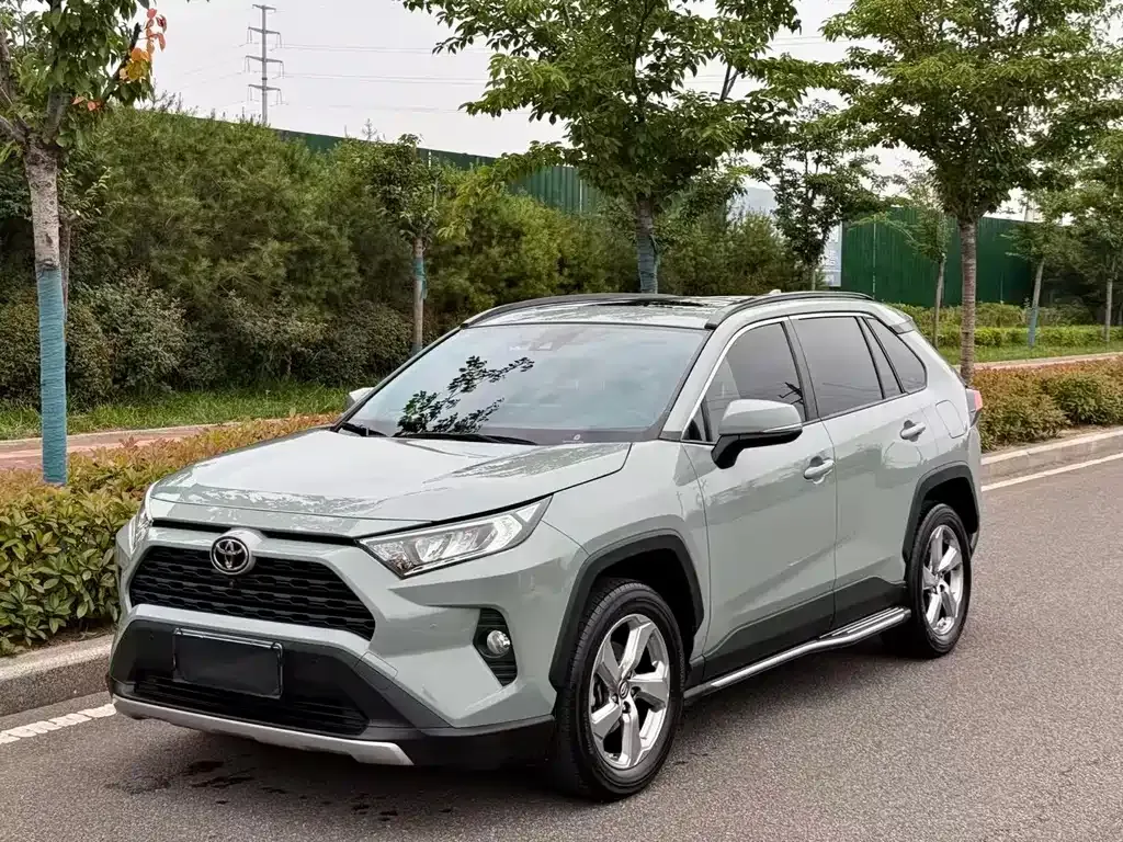 Toyota RAV4 — фото 1
