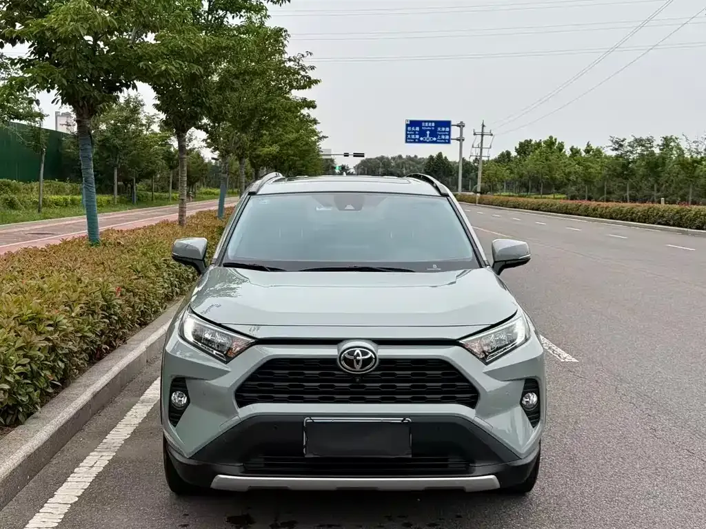 Toyota RAV4 — фото 7