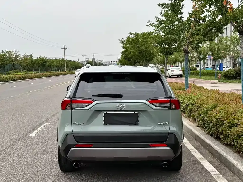 Toyota RAV4 — фото 9