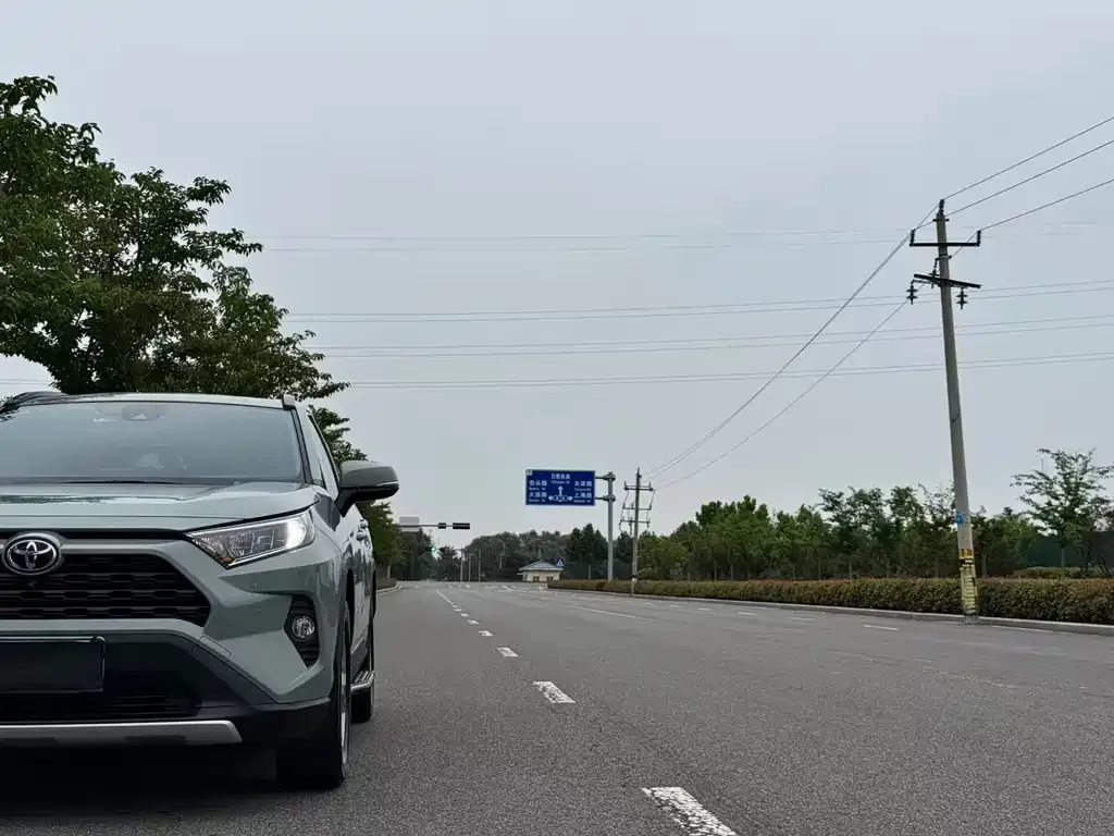Toyota RAV4 — фото 2