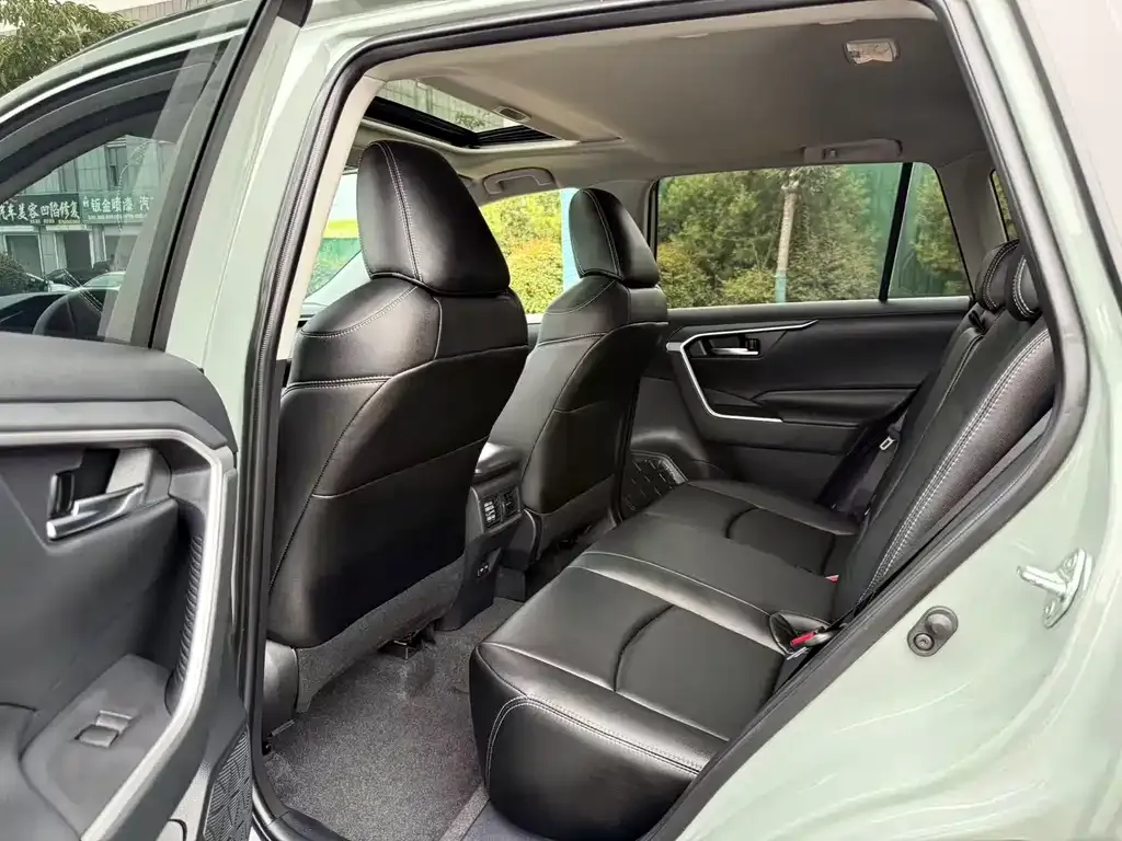 Toyota RAV4 — фото 6