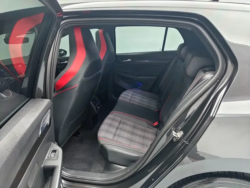 Volkswagen Golf GTI — фото 8