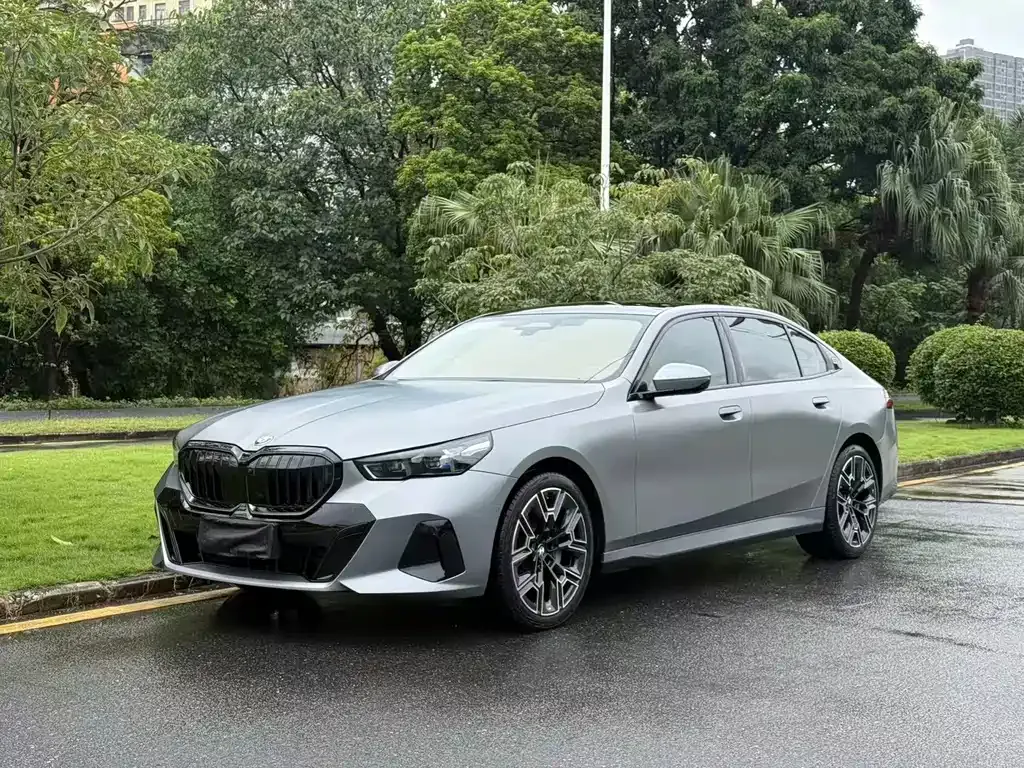 BMW 5 Series — фото 1