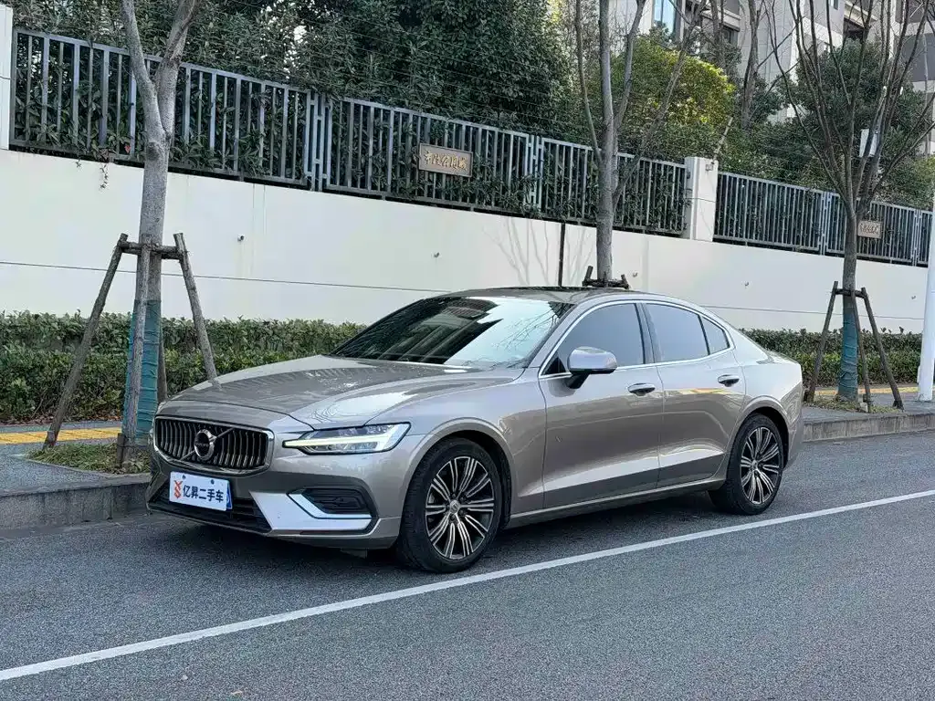 Volvo S60 — фото 1