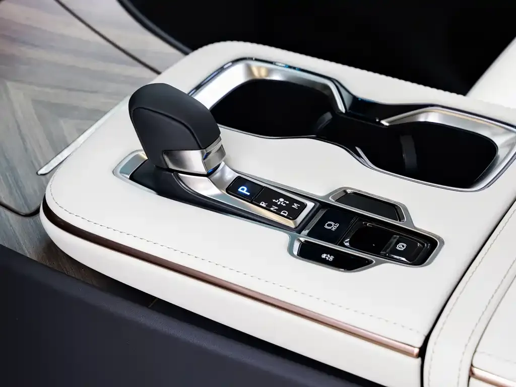 Lexus LM — фото 2