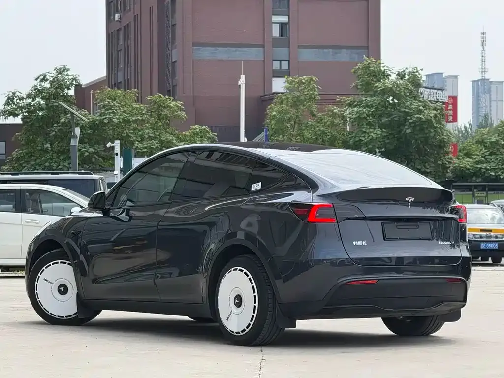 Tesla Model Y — фото 8