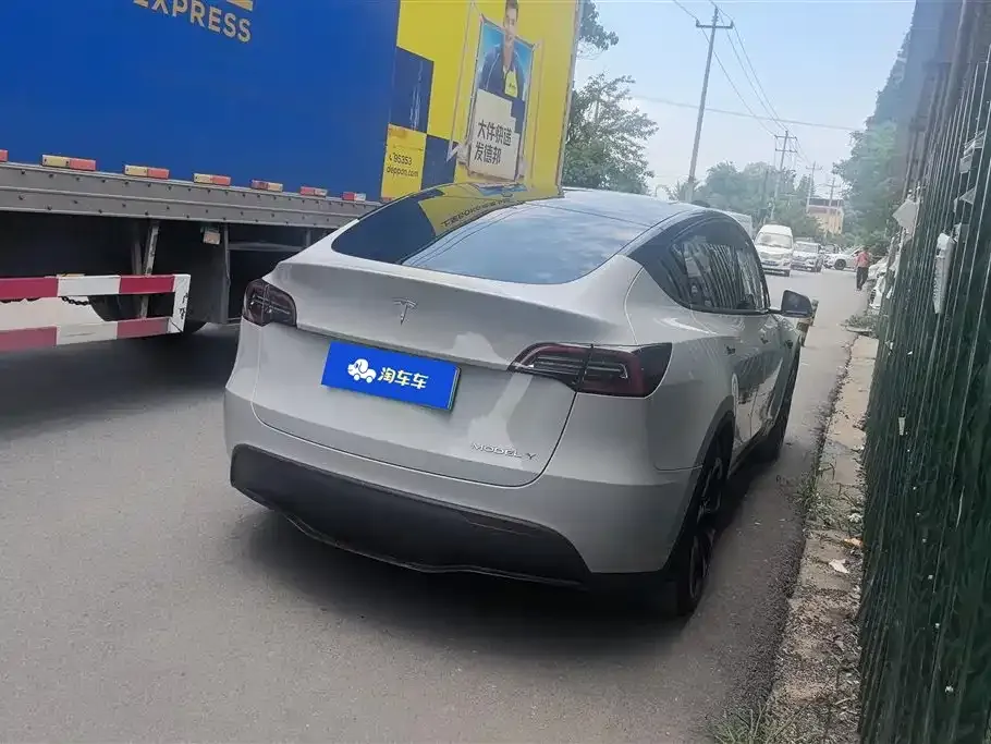 Tesla Model Y — фото 10