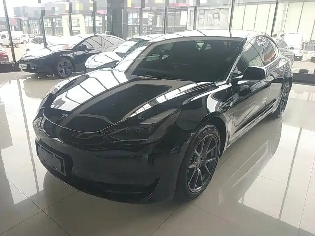 Tesla Model 3 — фото 1