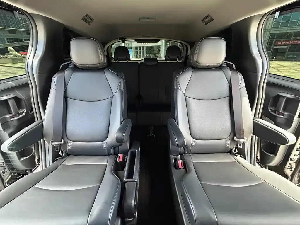 Toyota Granvia — фото 9