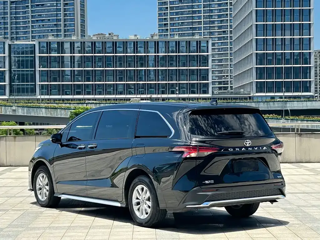 Toyota Granvia — фото 10