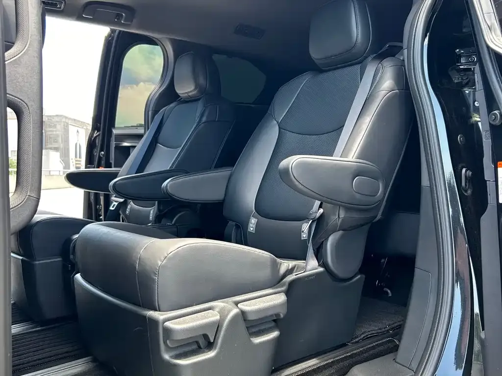 Toyota Granvia — фото 4